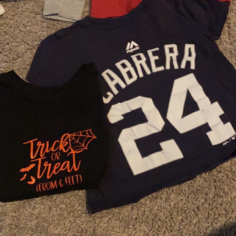 Size 2T shirts - Picture 3 of 4